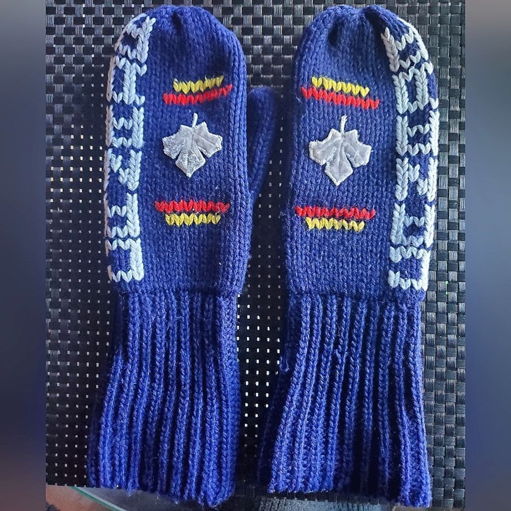 3/$30 - Vintage Canada Mittens - Picture 1 of 6